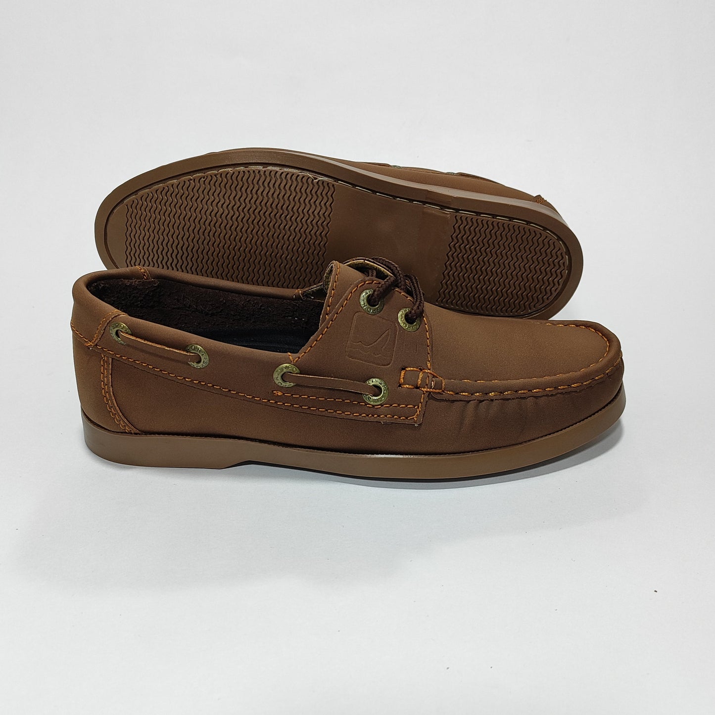 Apache color chocolate con talón reforzado y suela antideslizante, vista posterior/lateral