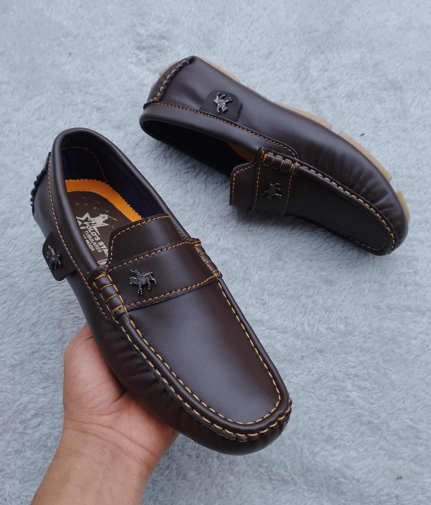 Mocasín café brillante con antifaz en el empeine y suela clara, vista lateral