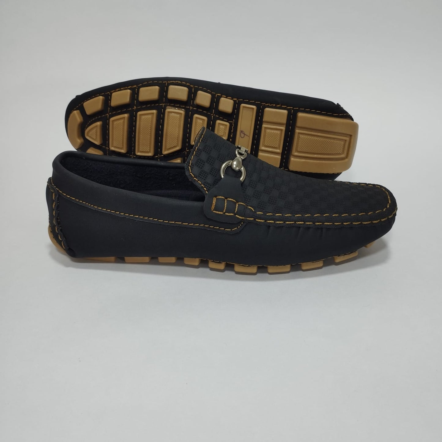 Mocasín Negro Con Herraje y Costuras Miel, Vista Lateral