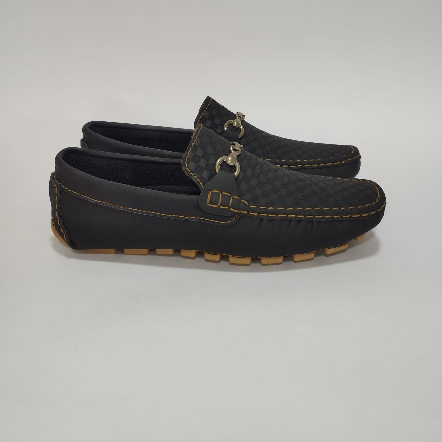 Par De Mocasines Negros Con Herraje e Hilo Miel, Vista Posterior/Lateral