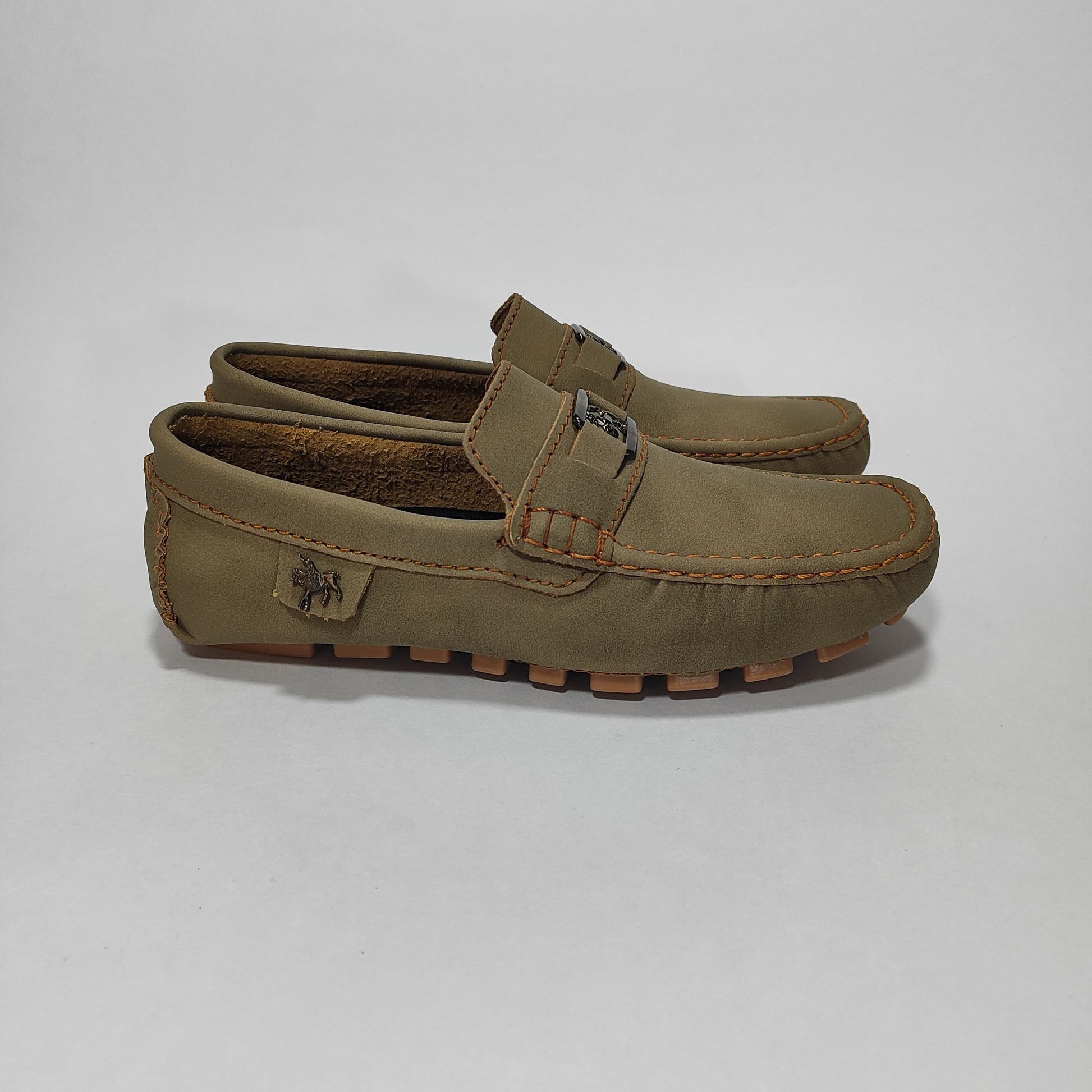 Mocasín arena con aplique decorativo, vista lateral exterior/posterior