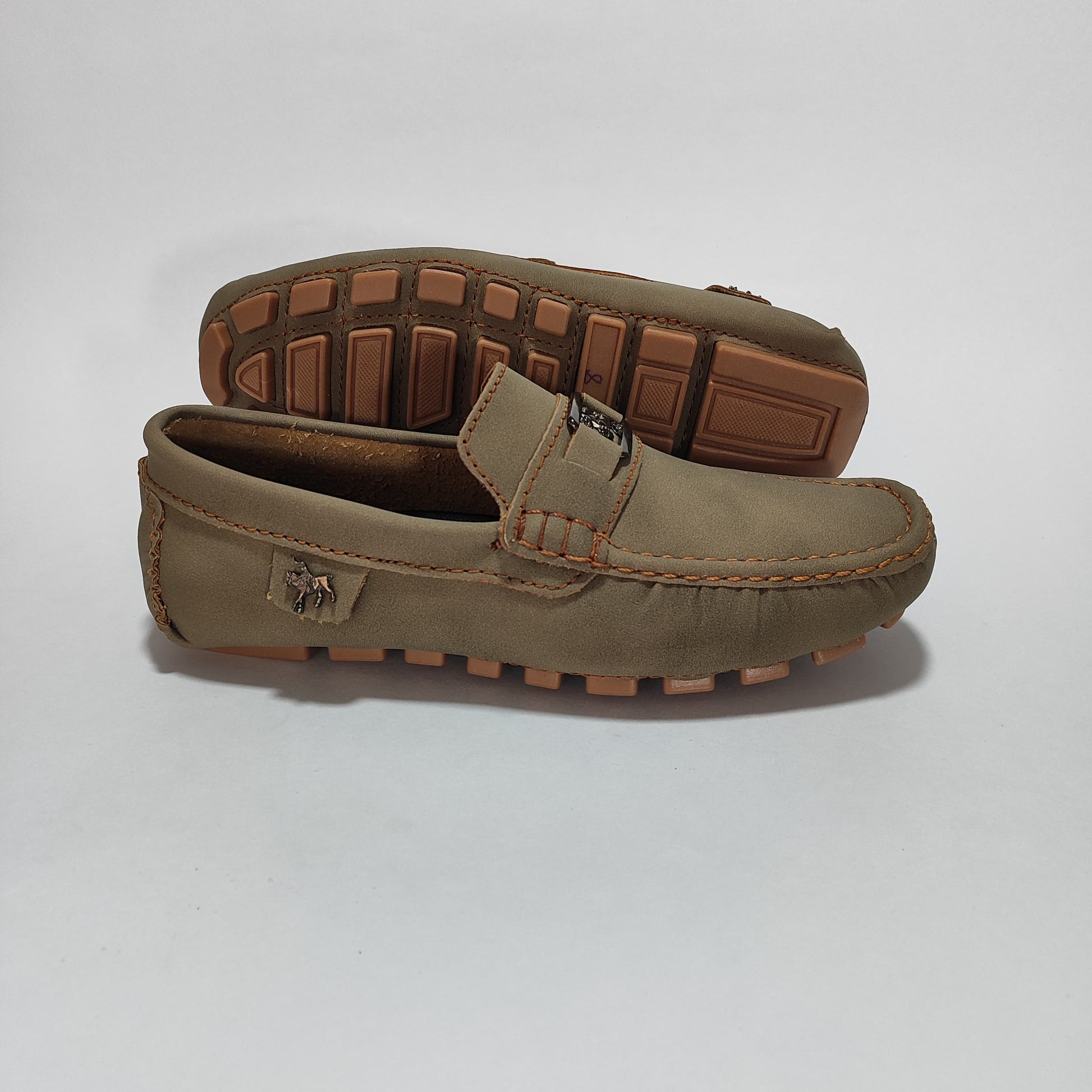 Mocasín arena con aplique en el empeine y suela caramelo, vista lateral interior