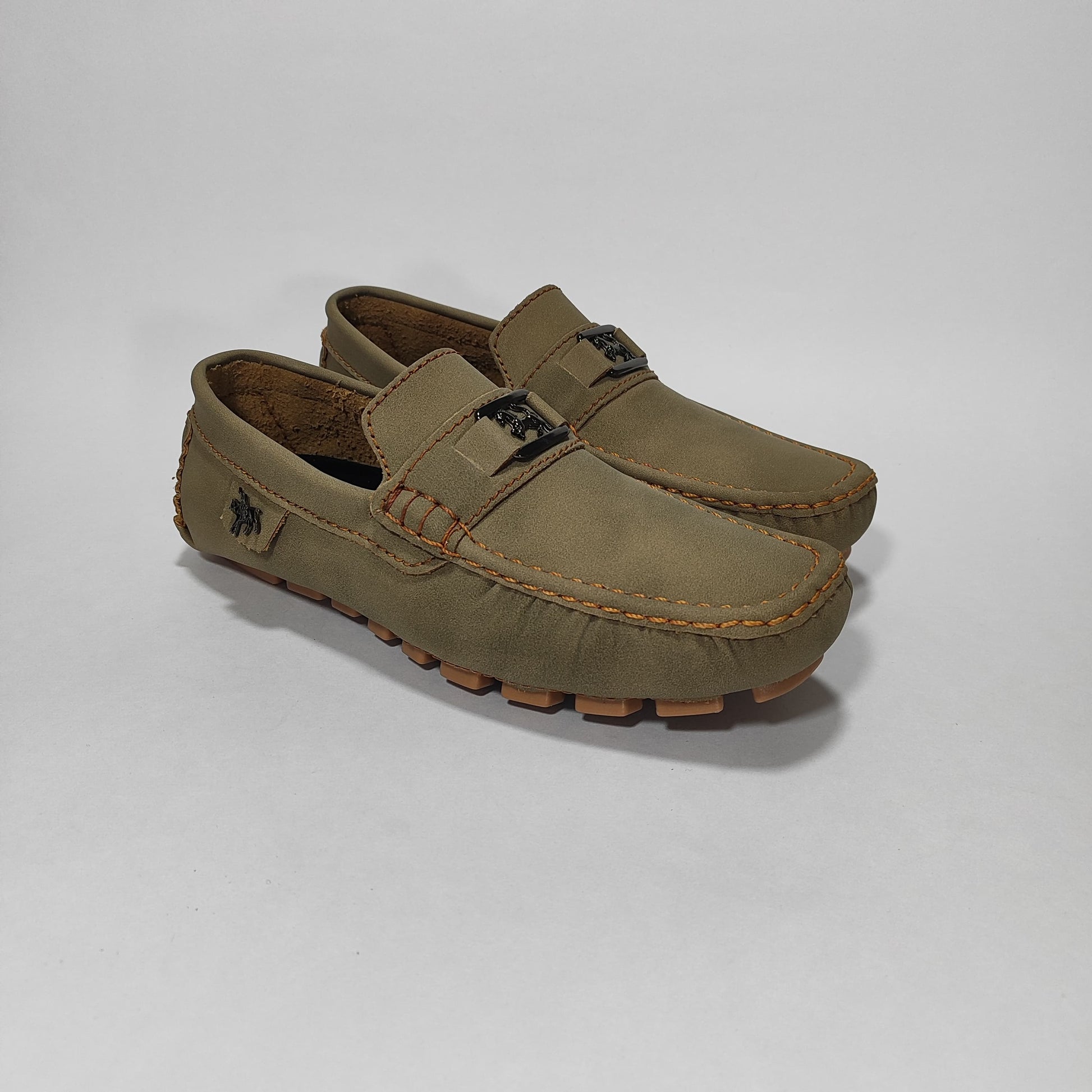 Mocasín color arena con aplique decorativo y costuras contraste, vista tres cuartos