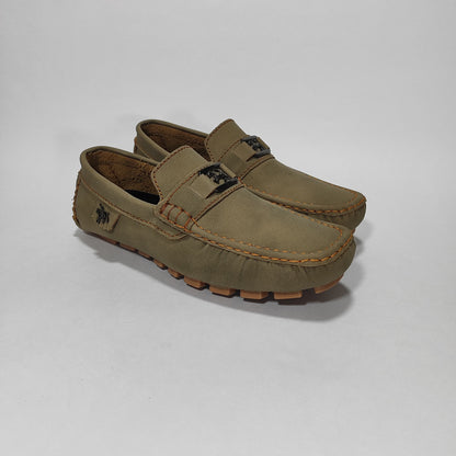 Mocasín color arena con aplique decorativo y costuras contraste, vista tres cuartos