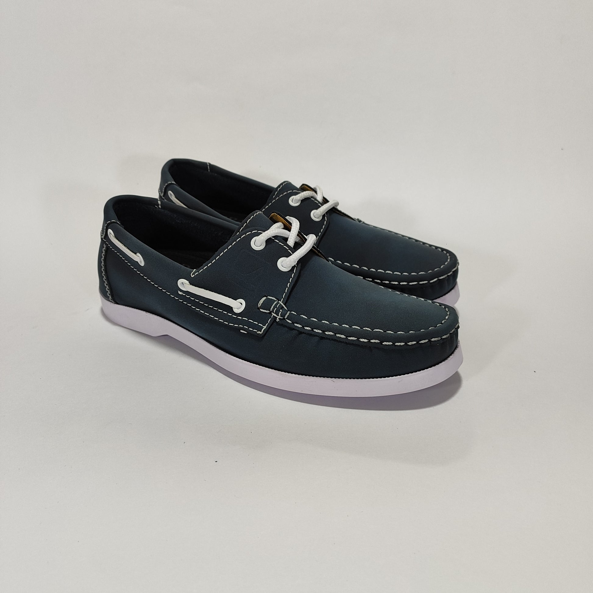 Zapato apache azul con suela blanca y cordones blancos, vista tres cuartos