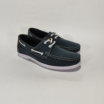 Zapato apache azul con suela blanca y cordones blancos, vista tres cuartos