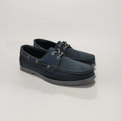 Apache azul con cordones y suela gris, vista tres cuartos