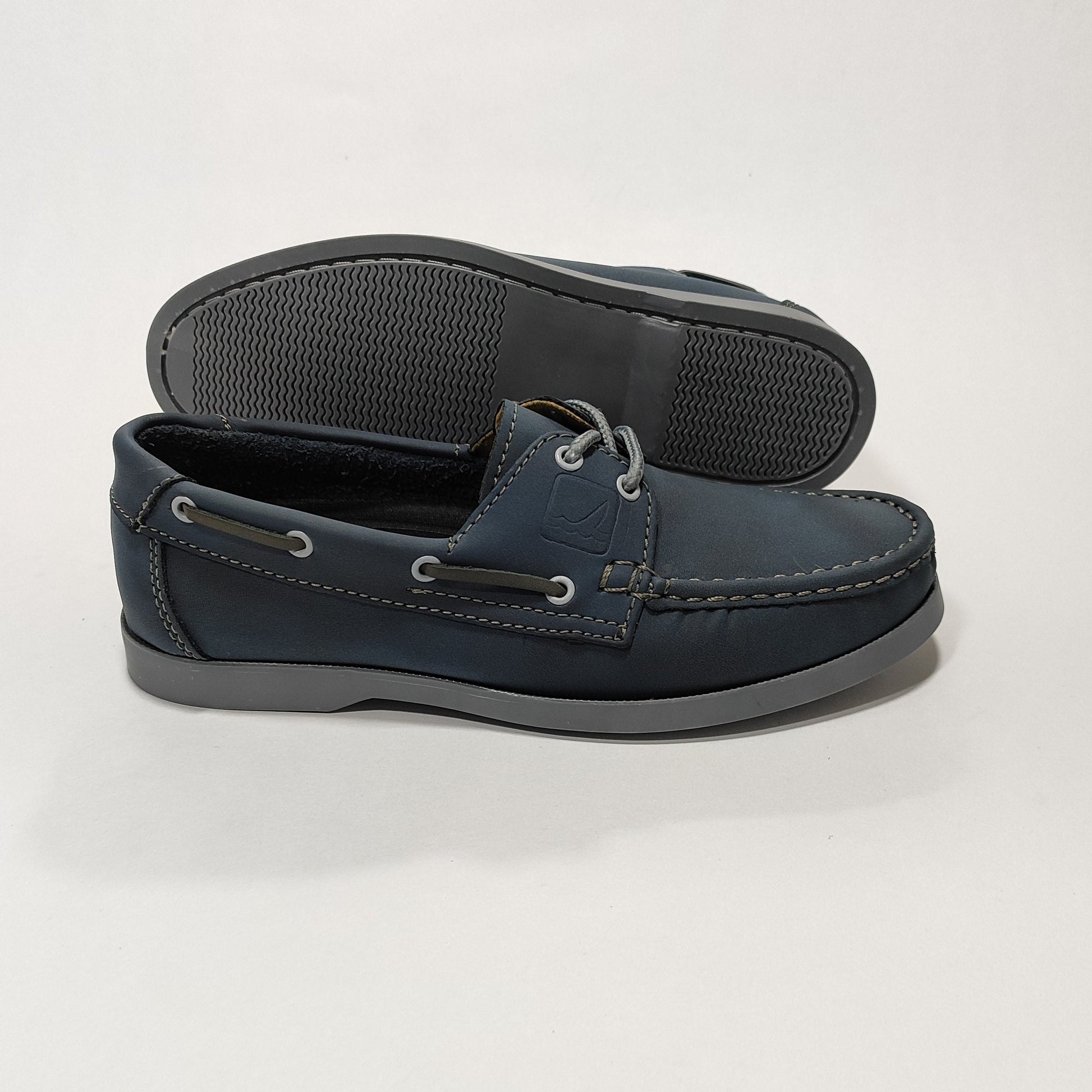 Apache azul con cordones y suela gris, vista posterior/lateral