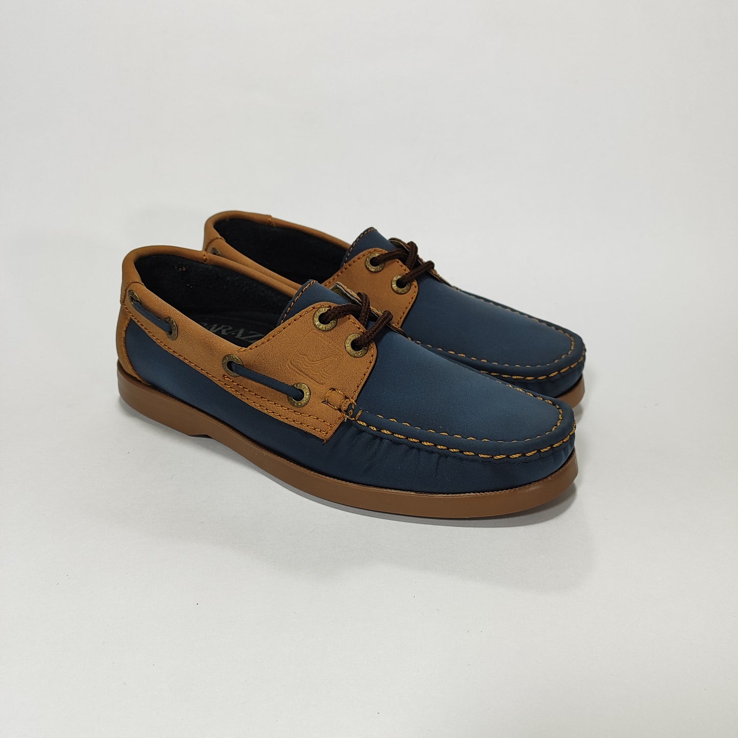 Zapatos apache azul con detalles miel, vista tres cuartos