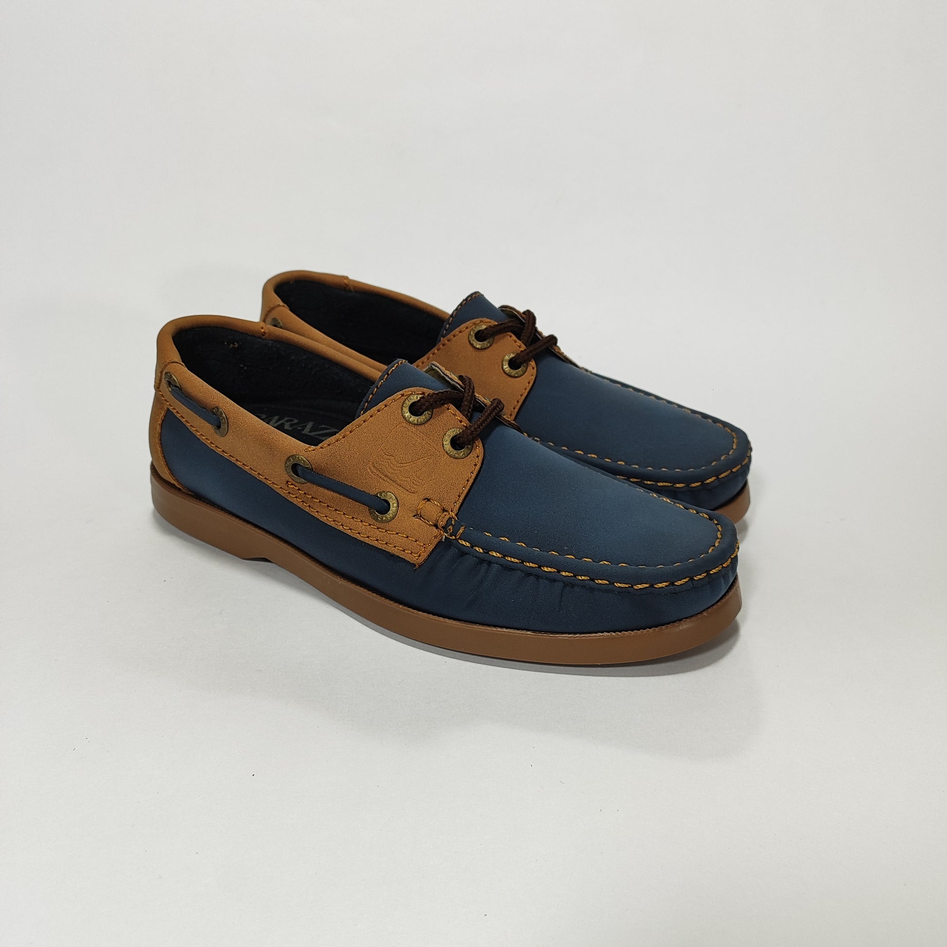 Zapatos apache azul con detalles miel, vista tres cuartos