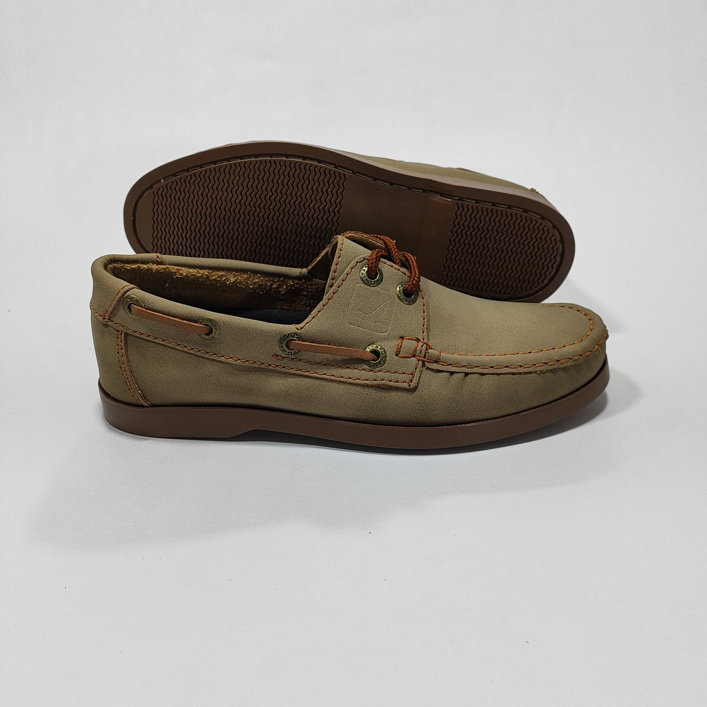 Par de zapatos apache beige con costuras contrastadas, vista posterior/lateral