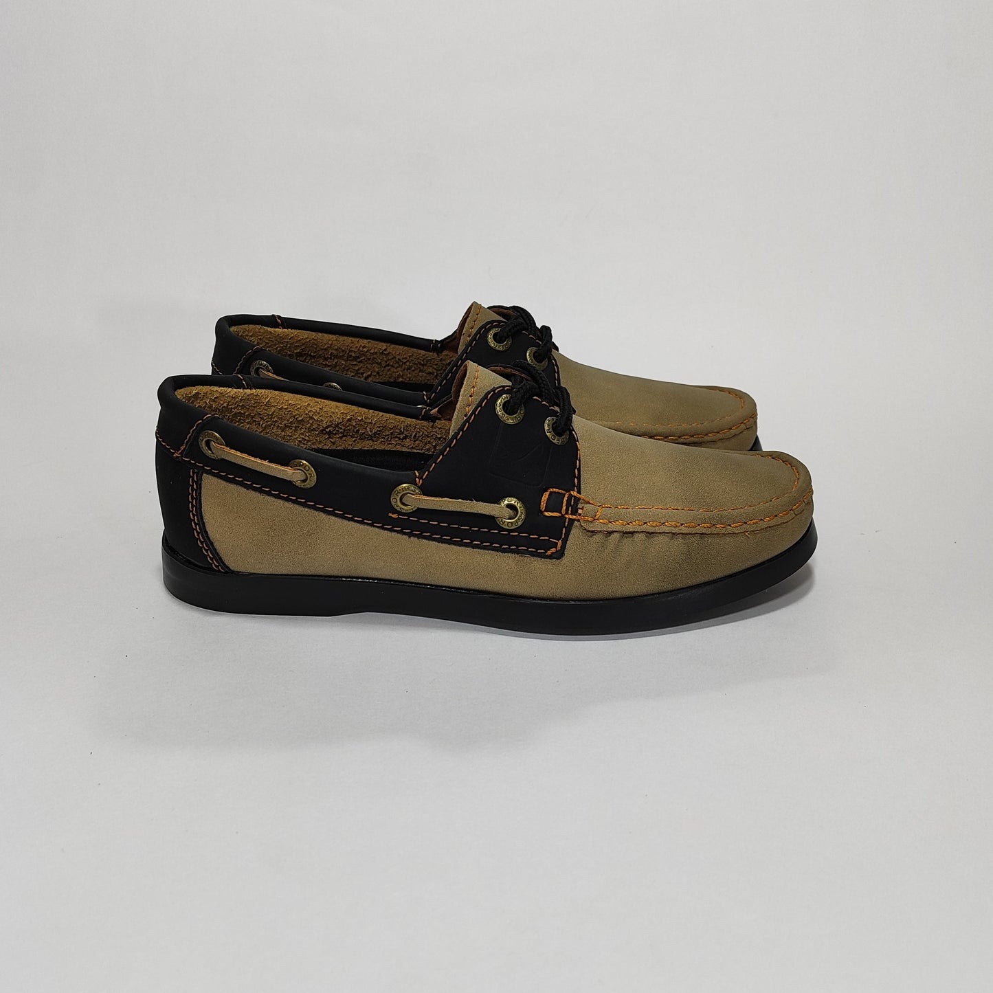 Apache beige con suela y cuello negros, vista lateral