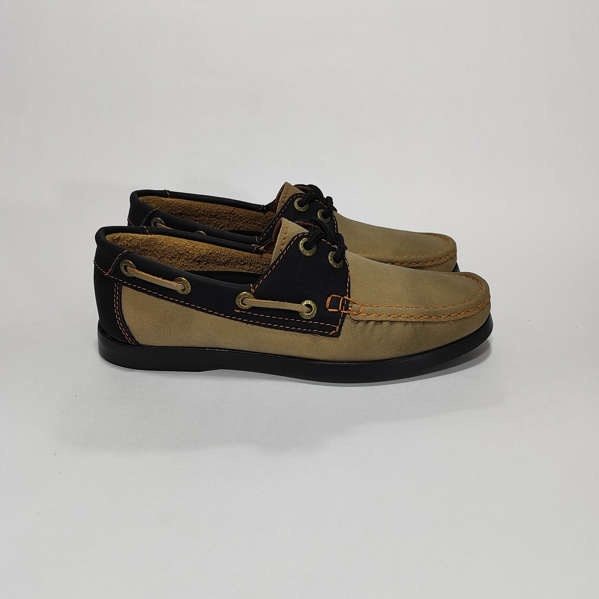 Apache beige con suela y cuello negros, vista lateral