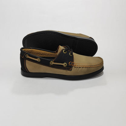 Par de apaches beige con costuras visibles y suela negra, vista posterior/lateral