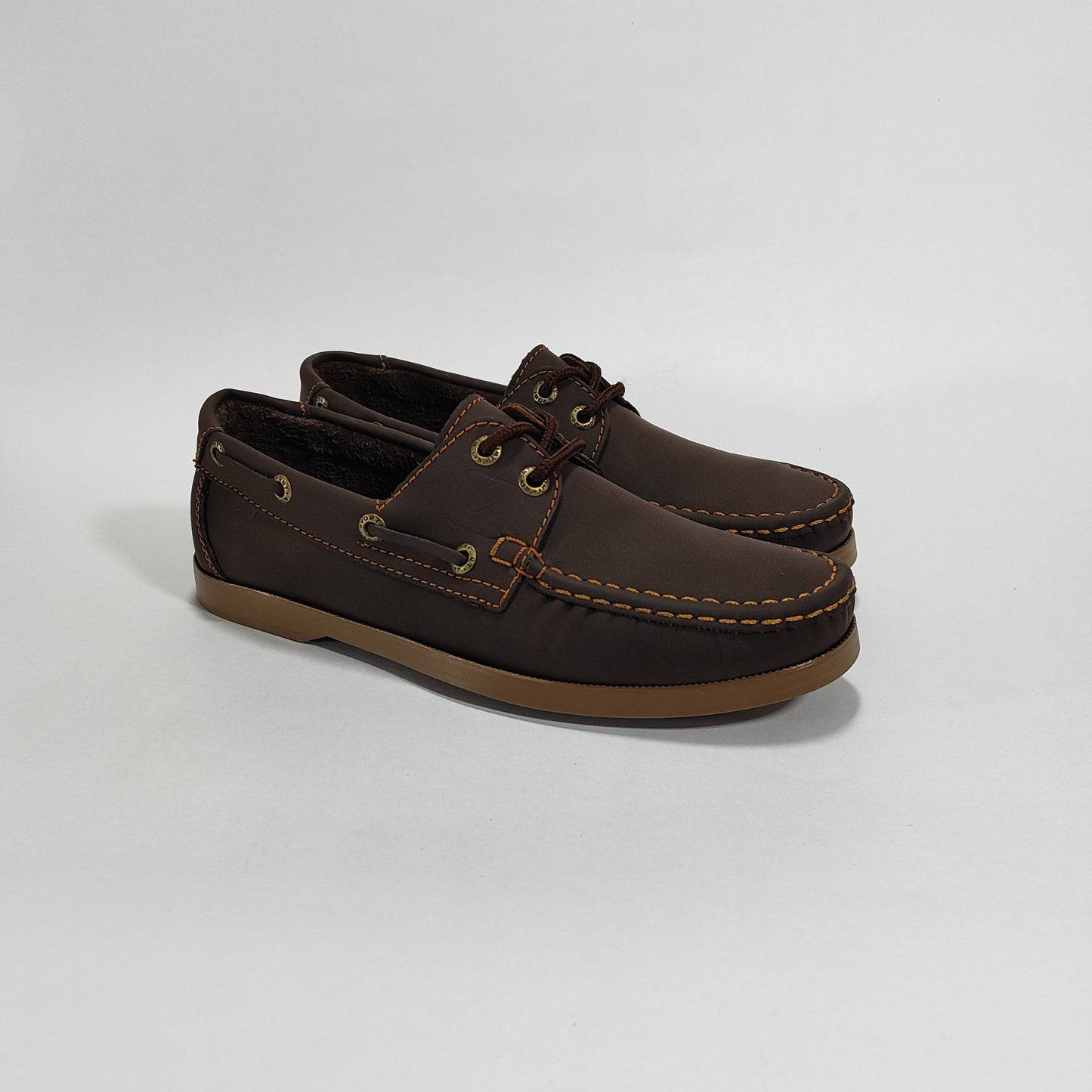 Zapato apache café con costuras miel, vista tres cuartos.