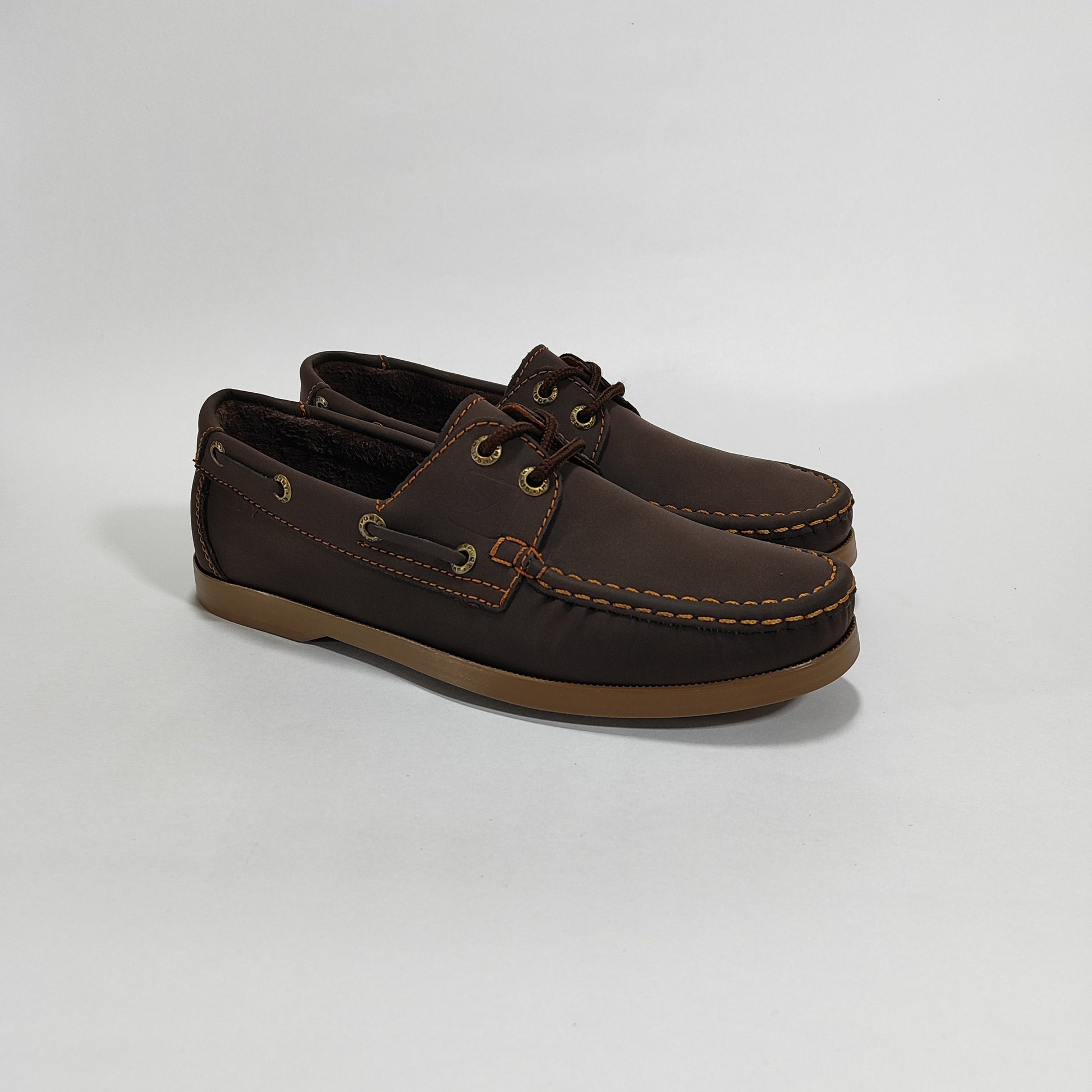 Zapato apache café con costuras miel, vista tres cuartos.