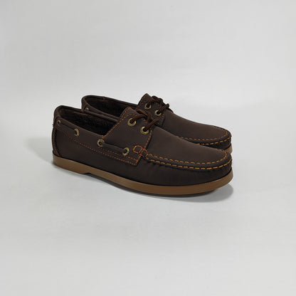 Zapato apache café con costuras miel, vista tres cuartos.