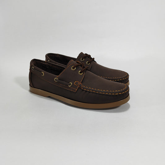 Zapato apache café con costuras miel, vista tres cuartos.