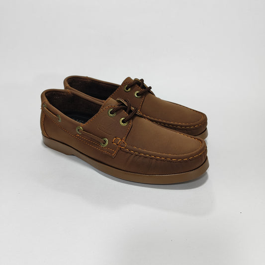 Zapato apache color chocolate con cordones laterales y costuras visibles, vista tres cuartos
