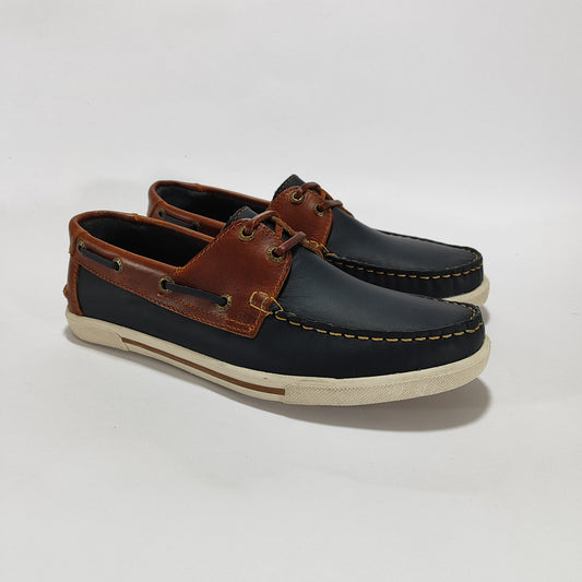 Apaches náuticos de cuero azul con detalles coñac y suela blanca, vista tres cuartos