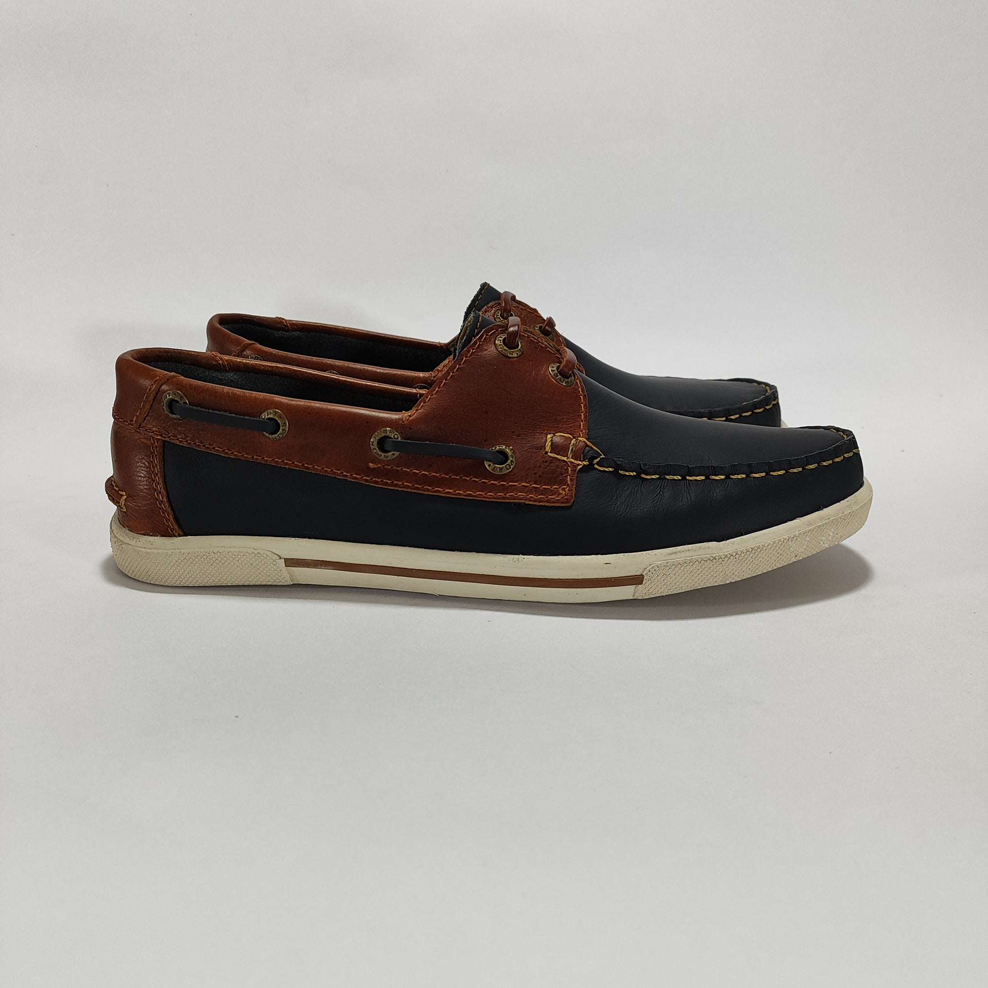 Apaches náuticos cuero azul con cordones color coñac, vista lateral