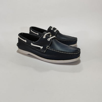 Náuticos de cuero azul para hombre con cordones y costuras blancas, vista tres cuartos