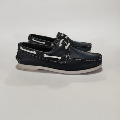 Náuticos de cuero azul con costuras blancas, vista lateral