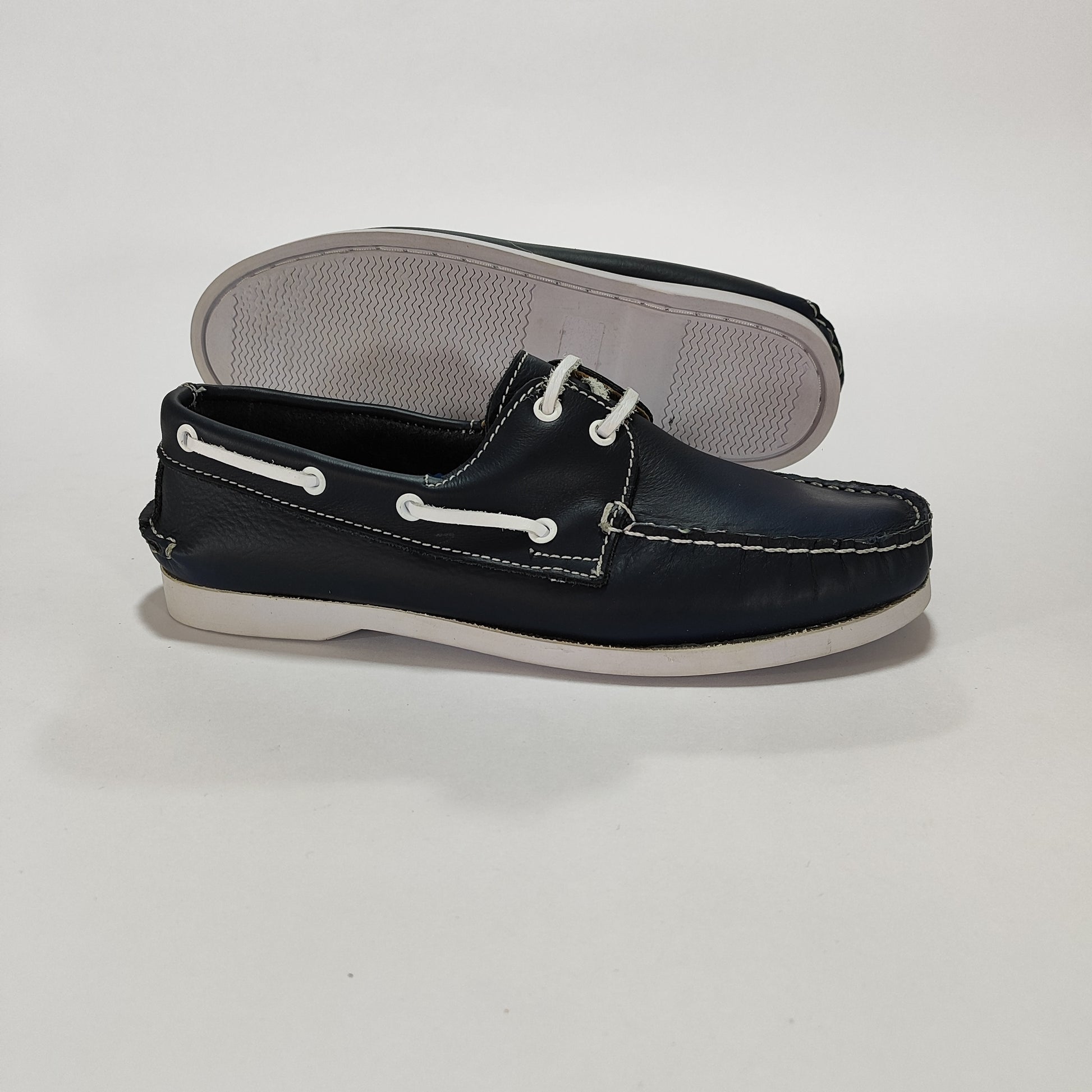 Náuticos de cuero azul, detalle de cordones y herrajes