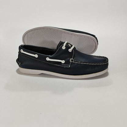 Náuticos de cuero azul, detalle de cordones y herrajes