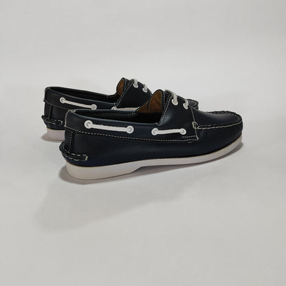 Par de náuticos de cuero azul con suela clara, vista lateral