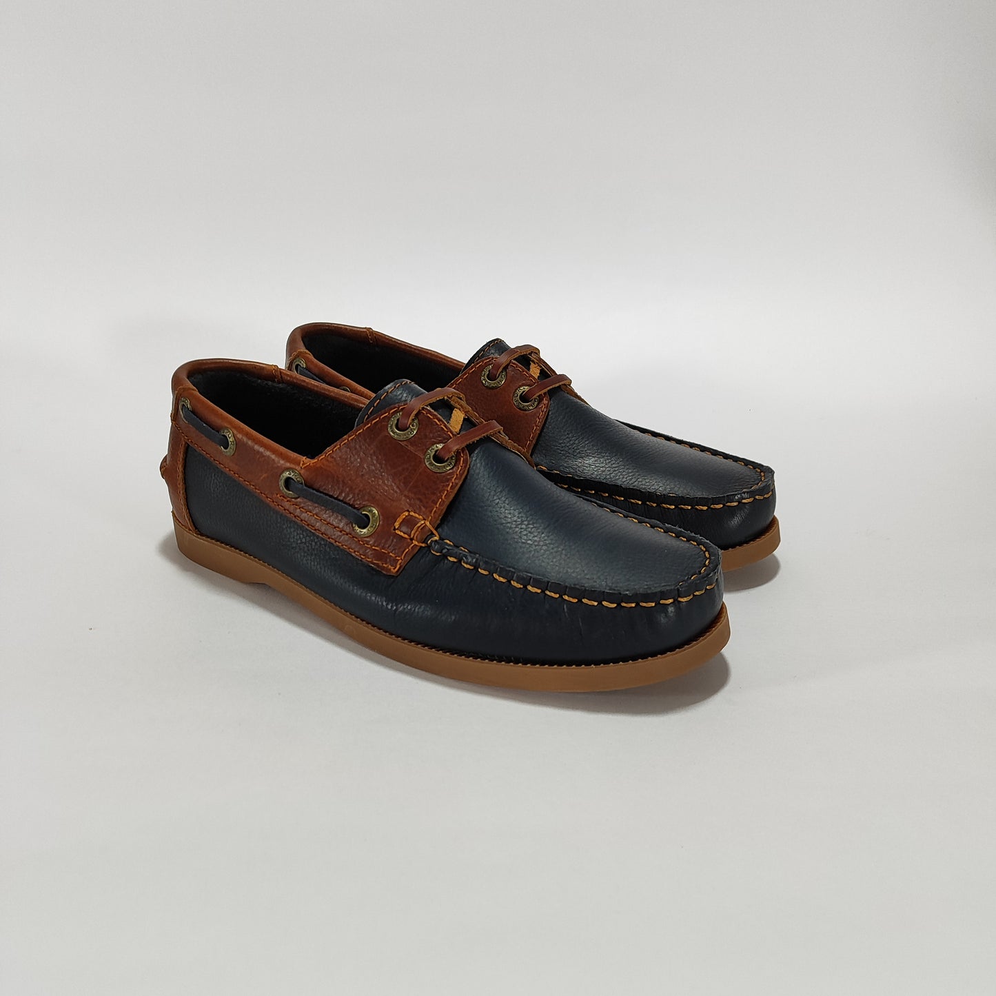 Apaches náuticos de cuero azul con detalles coñac, vista tres cuartos