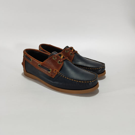 Apaches náuticos de cuero azul con detalles coñac, vista tres cuartos