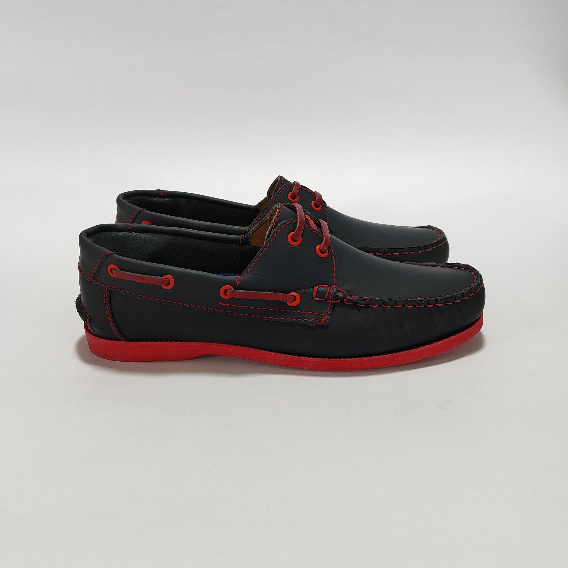 Apaches náuticos cuero azul con detalles rojos, vista lateral