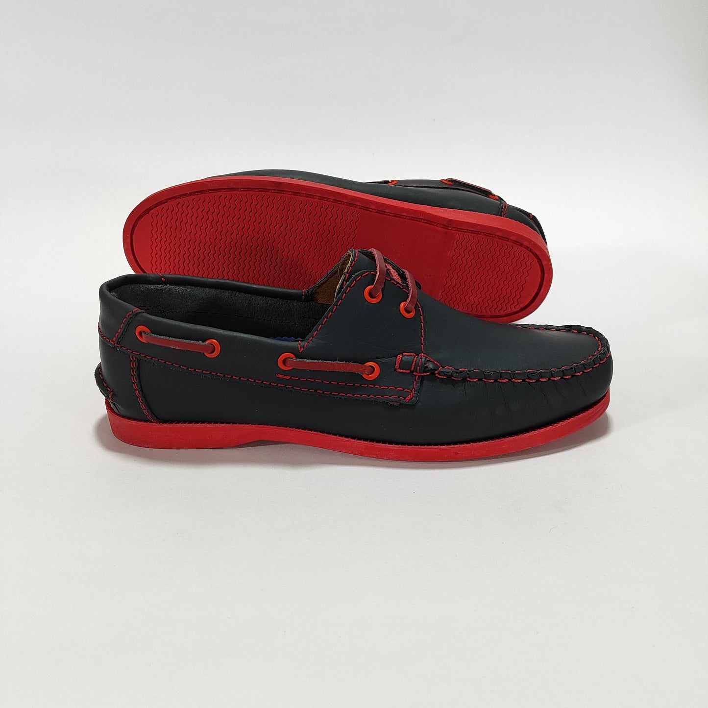 Apaches náuticos azul con suela roja, vista posterior/lateral