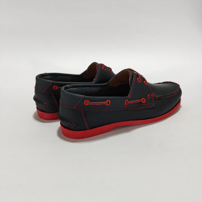 Par de apaches náuticos de cuero azul con cordones rojos, vista lateral