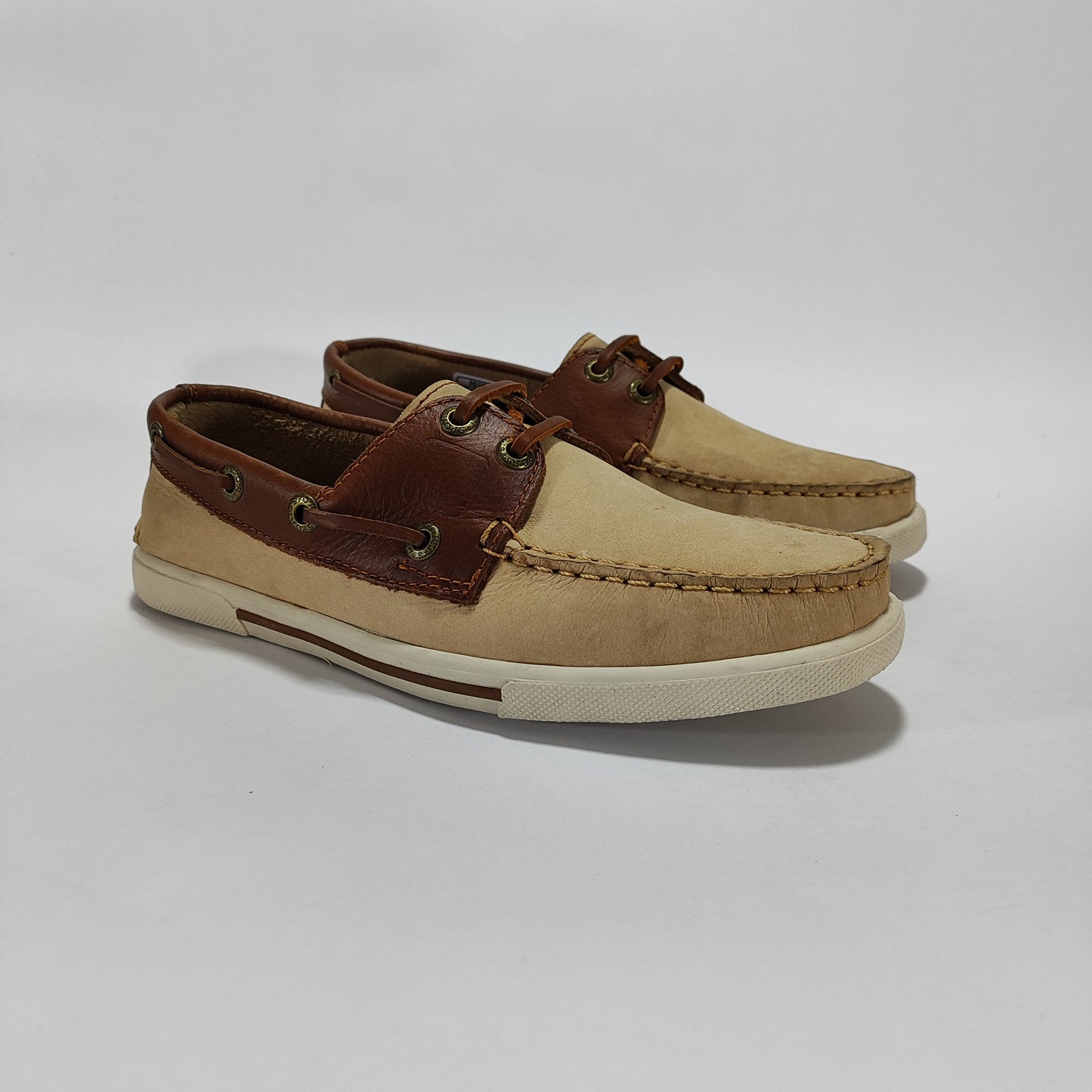 Apaches náuticos de cuero color arena con detalles coñac y suela blanca, vista tres cuartos