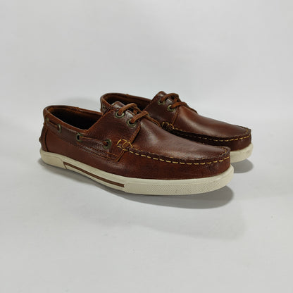 Apaches náuticos de cuero color coñac con suela blanca, vista tres cuartos