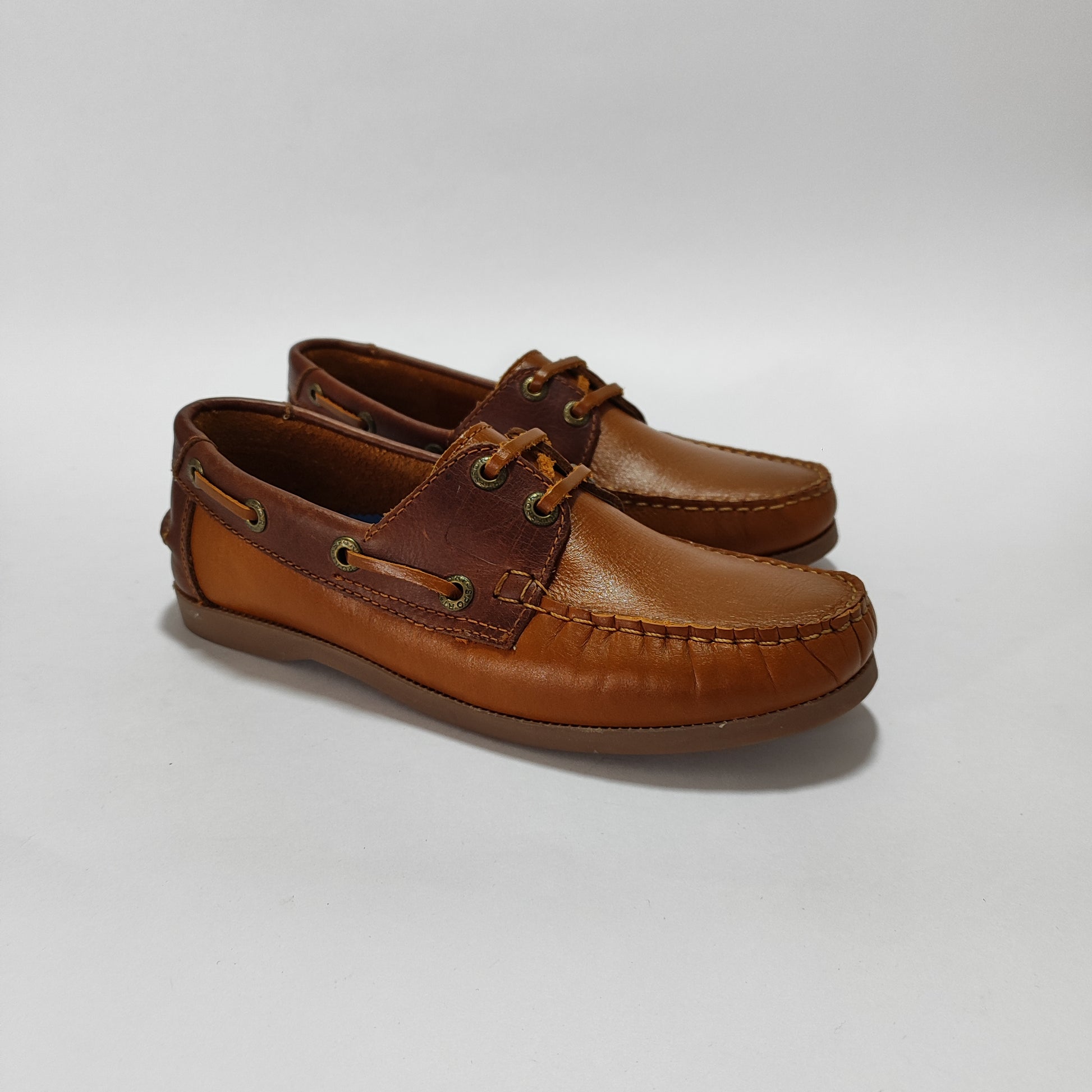 Náuticos de cuero color miel con detalles coñac para hombre, vista tres cuartos