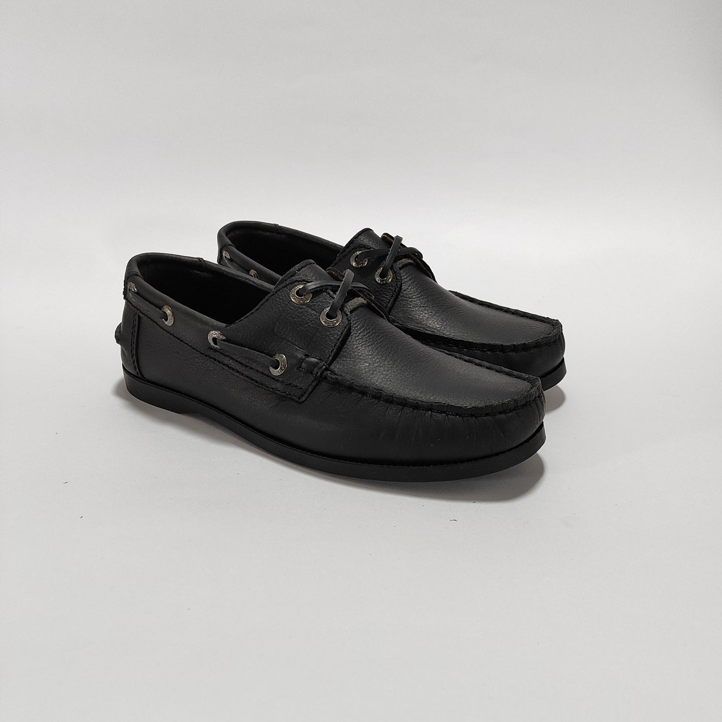 Apaches náuticos de cuero negro con cordones, vista tres cuartos