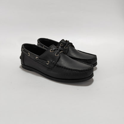 Apaches náuticos de cuero negro con cordones, vista tres cuartos