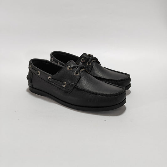 Apaches náuticos de cuero negro con cordones, vista tres cuartos