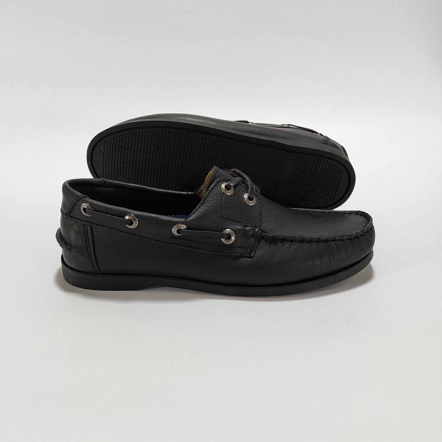 Apaches náuticos de cuero negro, detalle de cordones y costuras