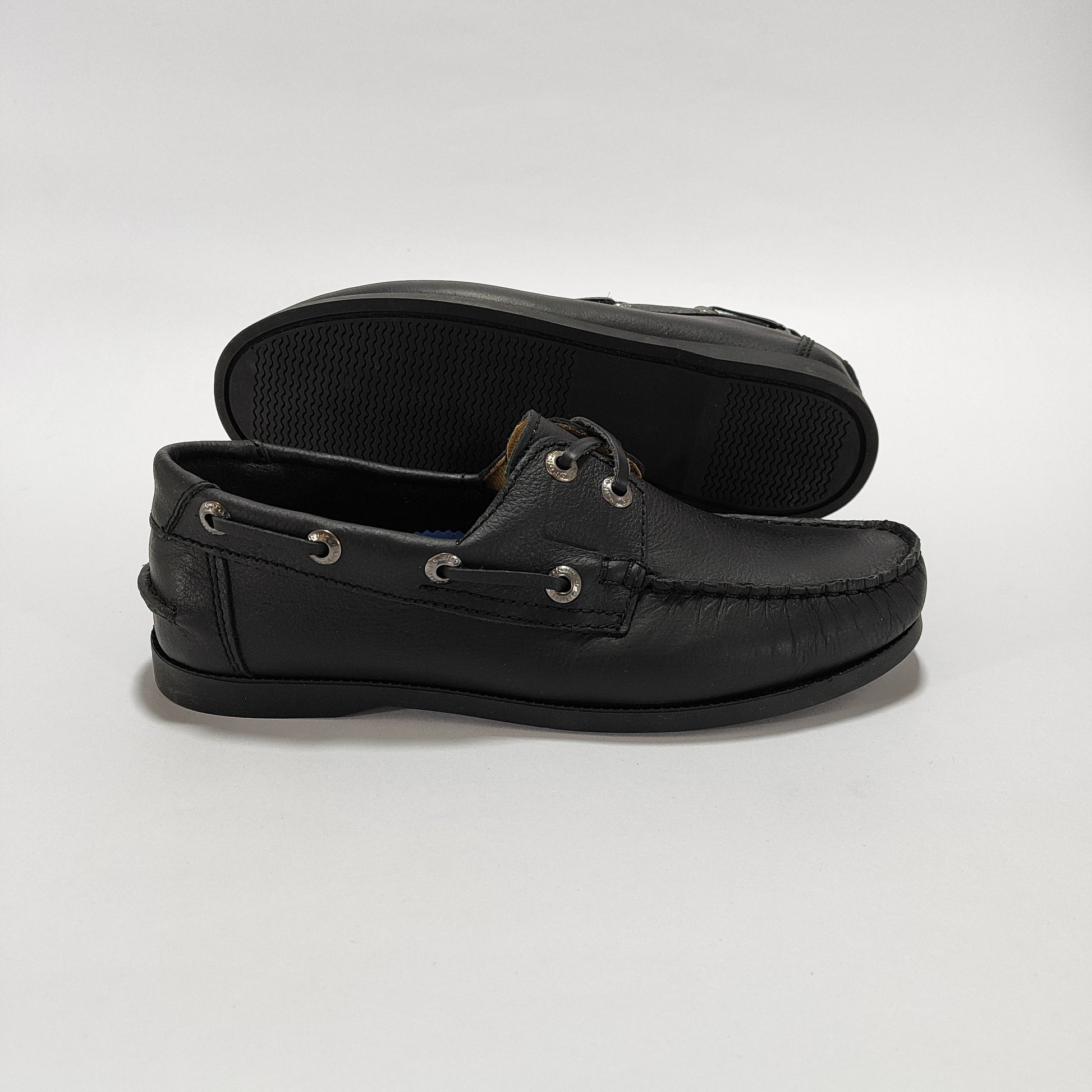 Apaches náuticos de cuero negro, detalle de cordones y costuras