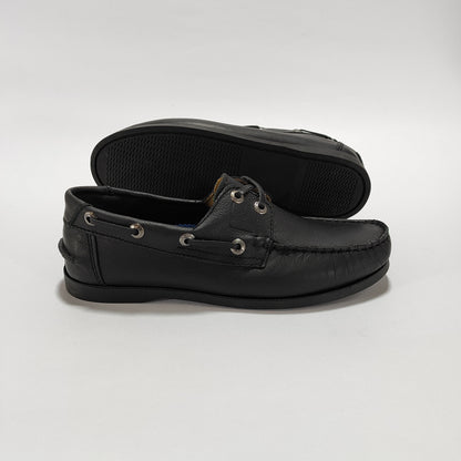 Apaches náuticos de cuero negro, detalle de cordones y costuras