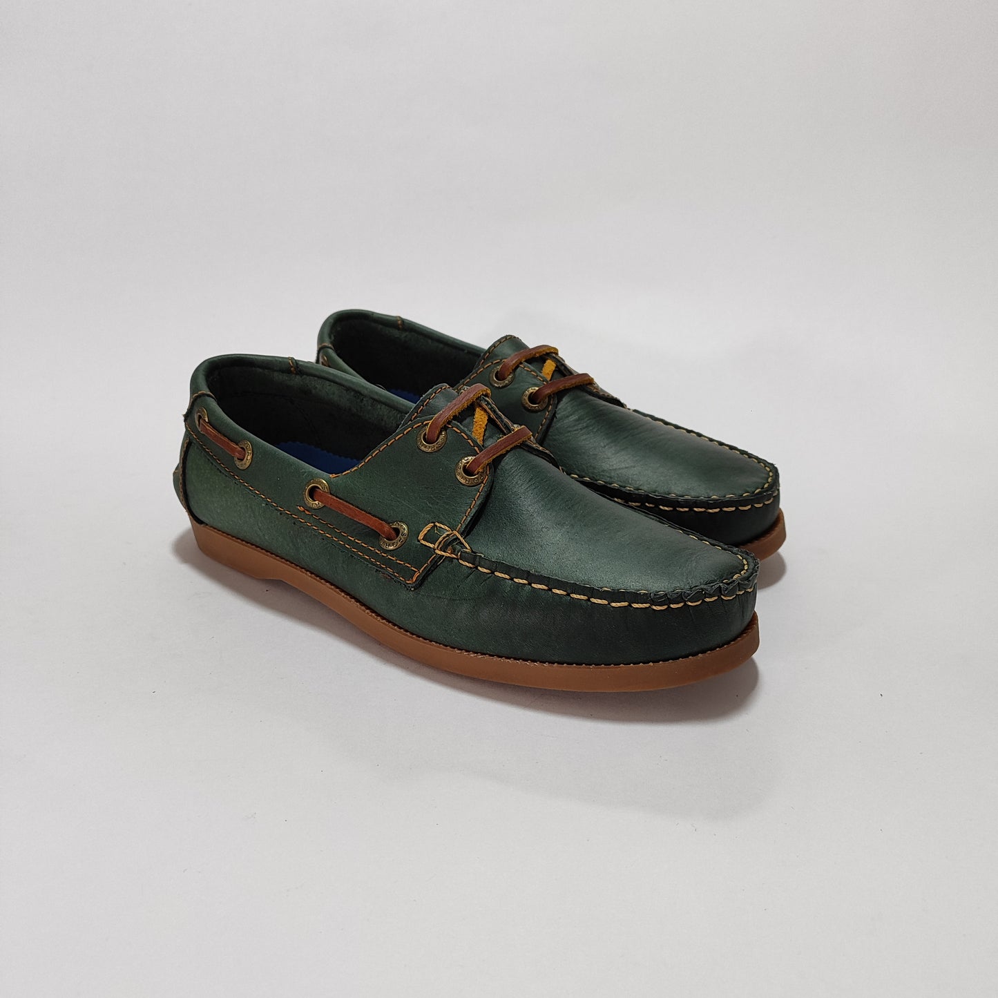 Apaches náuticos de cuero verde con detalles color miel, vista tres cuartos