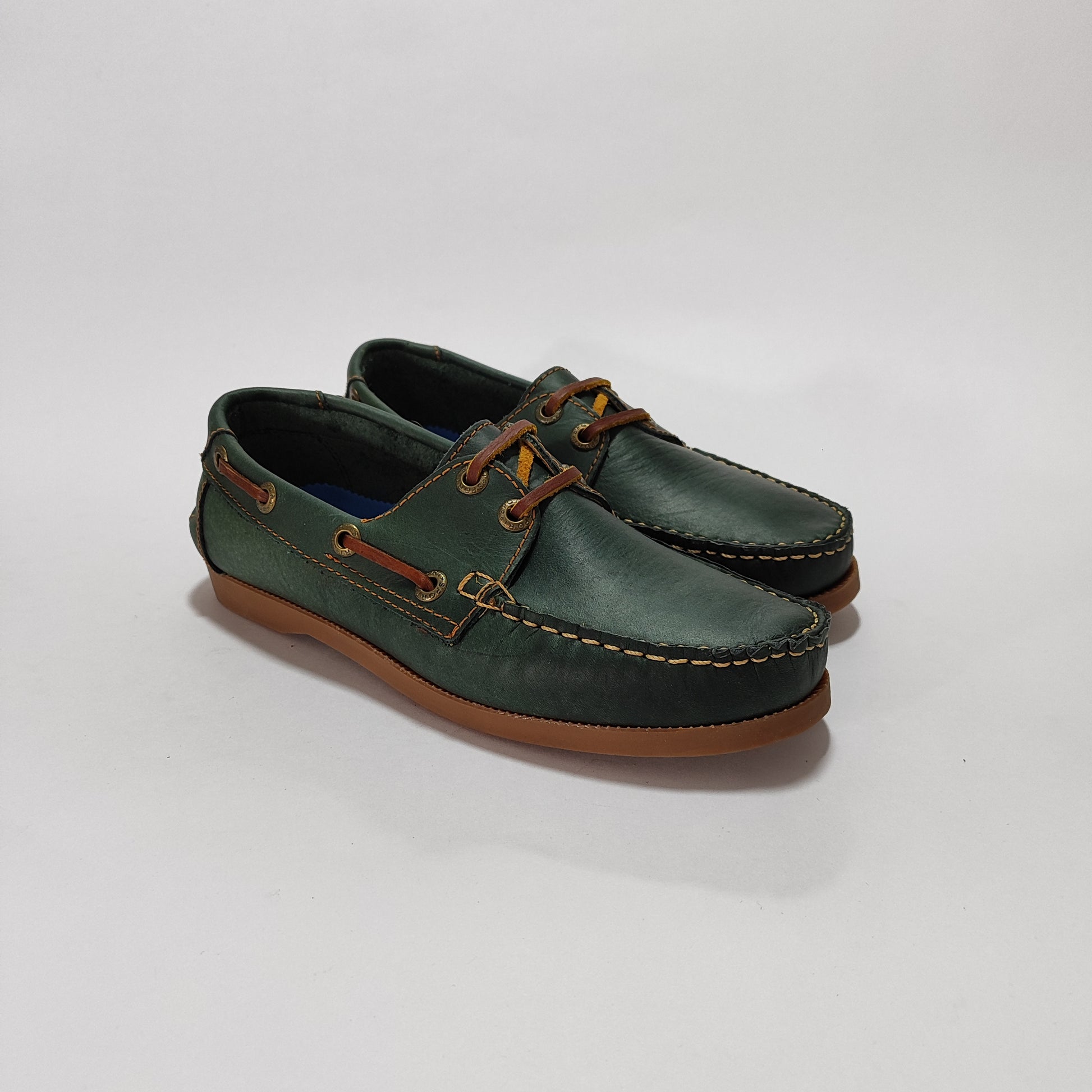 Apaches náuticos de cuero verde con detalles color miel, vista tres cuartos