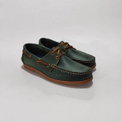 Apaches náuticos de cuero verde con detalles color miel, vista tres cuartos