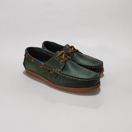 Apaches náuticos de cuero verde con detalles color miel, vista tres cuartos