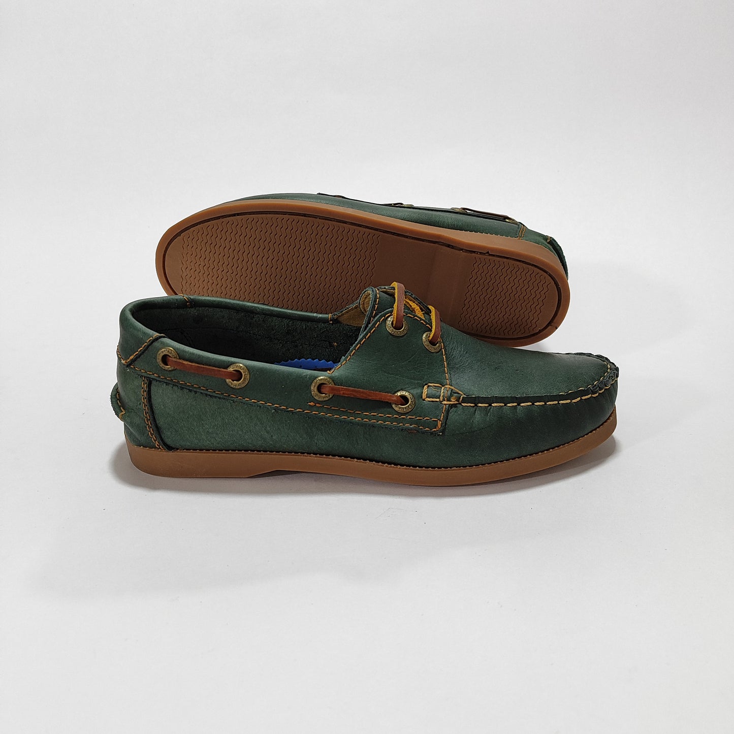 Apaches náuticos verde con refuerzos color miel, vista posterior/lateral