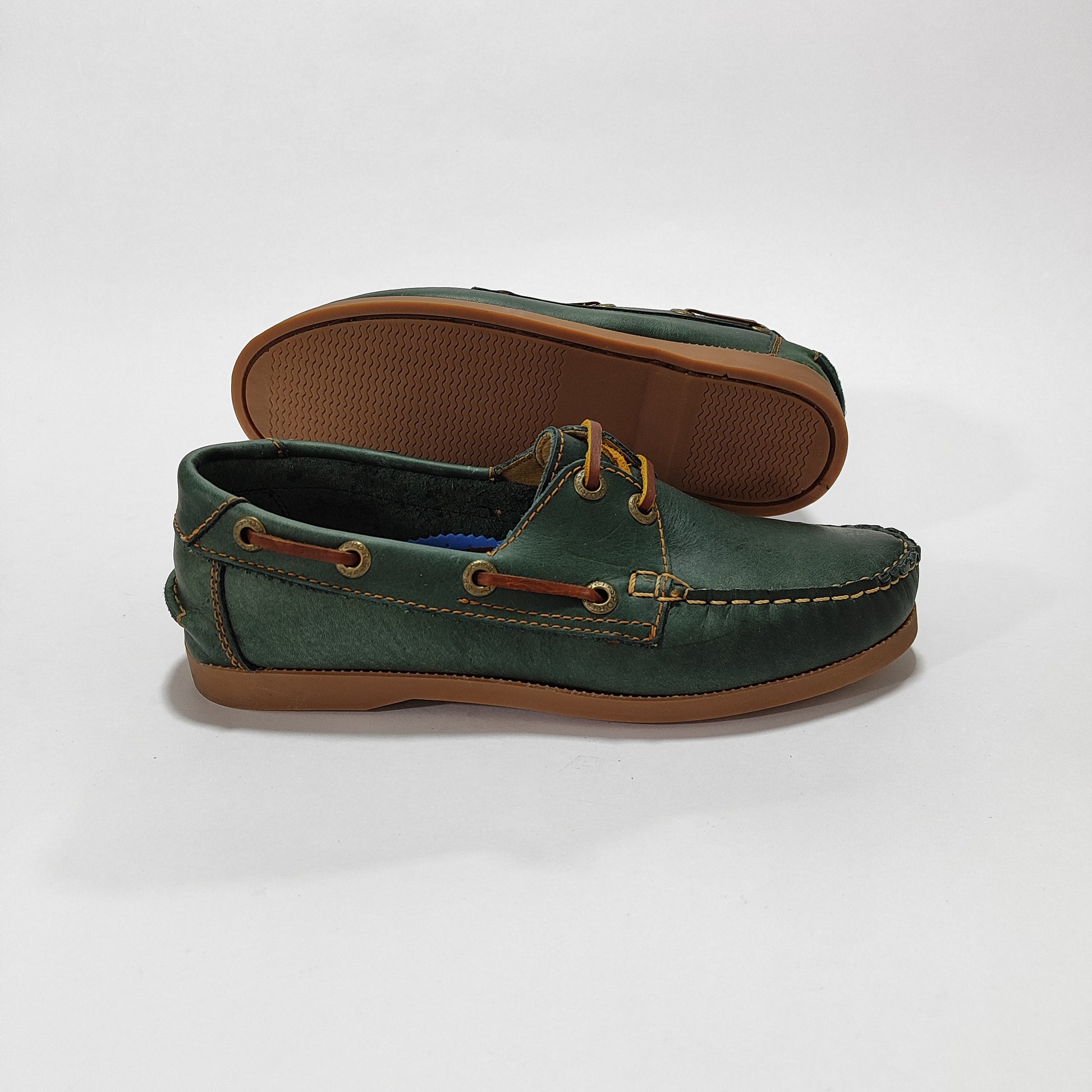 Apaches náuticos verde con refuerzos color miel, vista posterior/lateral